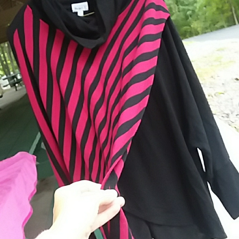 KEREN HART  SIZE XL SLIMMING BLACK AND RED TOP - Picture 4 of 7